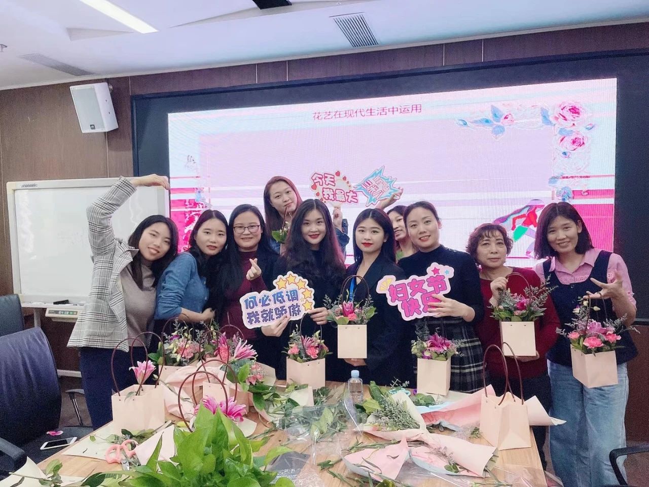 “花伴女神.綻放芳華”主題插花活動(dòng)